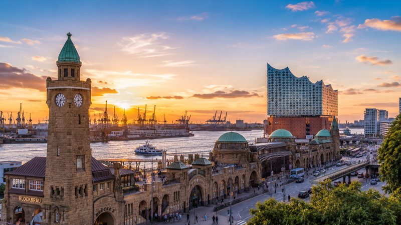 Dating in Hamburg mit Blick auf Hafen und Elbphilharmonie am Abend