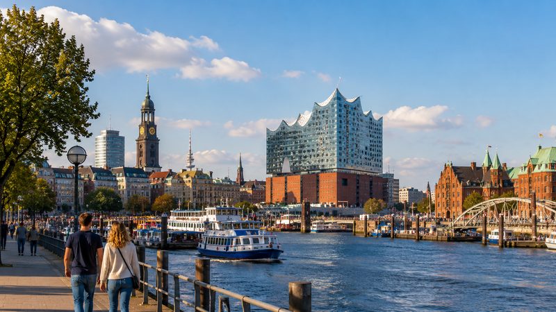Singles in Hamburg bei einem gemeinsamen Spaziergang am Wasser