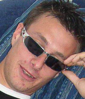 Untergraben / Er sucht Sie / Hotelboy86