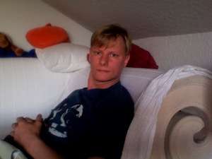 Halten / Er sucht Sie / AtomChill